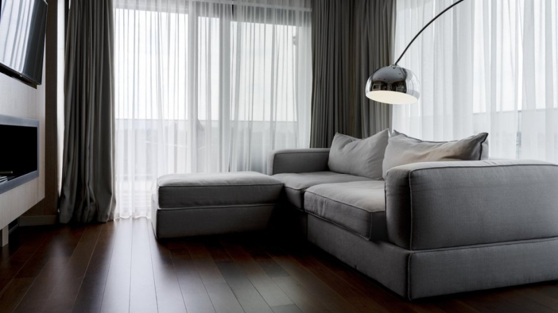 Диван выбрали исходя из стиля мебели в гостиной