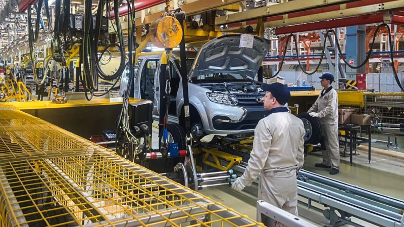 Берите, что дают. АвтоВАЗ сокращает выпуск Lada Vesta, а остатки заставят раскупить