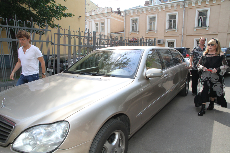 «Больше в страну не въедет»: почему Пугачёва больше не страхует свои элитные авто