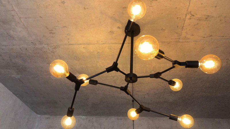 Эффектный тренд и скрытые сложности: тонкости бетонного потолка в квартире