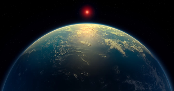 Открытие множества экзопланет Экзопланетами называют планеты, которые находятся за пределами Солнечной системы. Эти небесные тела обнаружить гораздо сложнее, чем звезды, поскольку они на порядке меньше и тусклее. Первые такие небесные тела ученые обнаружили в конце 1980-х годов и к 2010-му было известно 430 подтвержденных экзопланет. Однако развитие наблюдательной техники произвело настоящую революцию в этом вопросе. С запуском телескопа &amp;quot;Кеплер&amp;quot; (2009) и позже TESS (2018) были обнаружены тысячи экзопланет. Некоторые – в &amp;quot;галактической зоне обитаемости&amp;quot;. В частности, используя данные космического телескопа имени Джеймса Уэбба (JWST), астрономы под руководством Кембриджского университета обнаружили химические следы диметилсульфида (ДМС) и/или диметилдисульфида (ДМДС) в атмосфере экзопланеты K2-18b (на снимке), вращающейся вокруг своей звезды в обитаемой зоне.