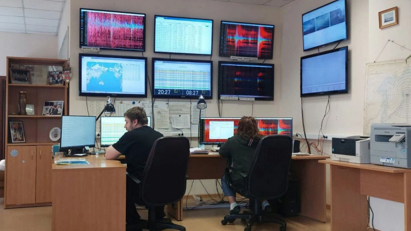 Мощные толчки и угроза цунами. Камчатку опять трясет, затронуло Курилы и США