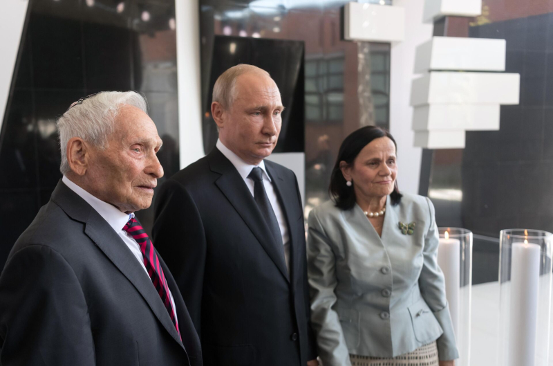 Президент РФ Владимир Путин с Аароном Бельским и его женой Генрикой