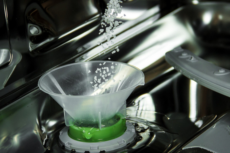 Соль в посудомоечной машине: как ее применять и можно ли чем-то заменить
