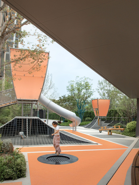 Традиционное детское пространство под фонарём Кунмин, Китай