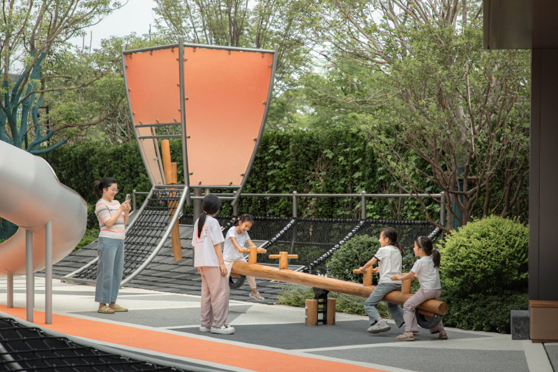 Традиционное детское пространство под фонарём Кунмин, Китай