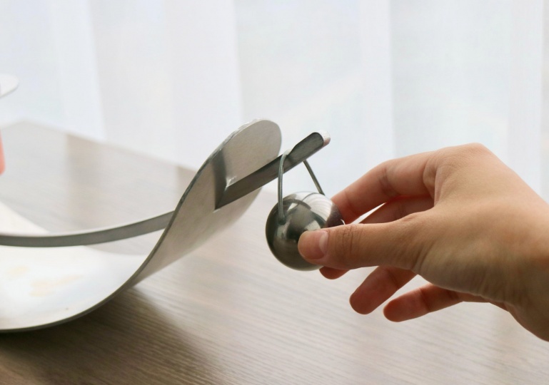 Выпускница Central Saint Martins придумала качающуюся подставку для растений