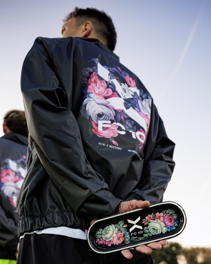 Жостовская фабрика создала мерч для футбольной команды