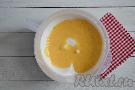 Соединить белки с желтками. 