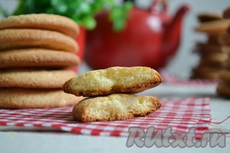 Всего три ингредиента (мука, яйца и сахар), совсем немного времени и у вас на столе будет вкусное домашнее печенье. 