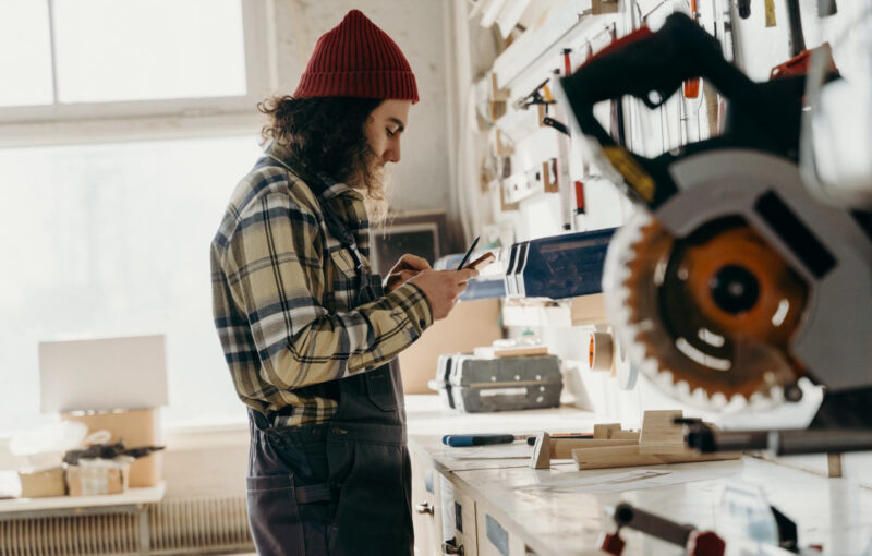 правильный выбор инструментов для резки виниловой плитки