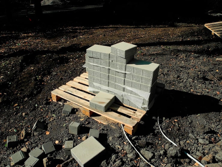 Дополнительно учитывать нужно и запасы бетона. Рекомендуется добавлять 10% к рассчитанному объему. Это поможет избежать недостатка материала в случае непредвиденных обстоятельств, таких как просадка бетона, и обеспечить качество фундамента.