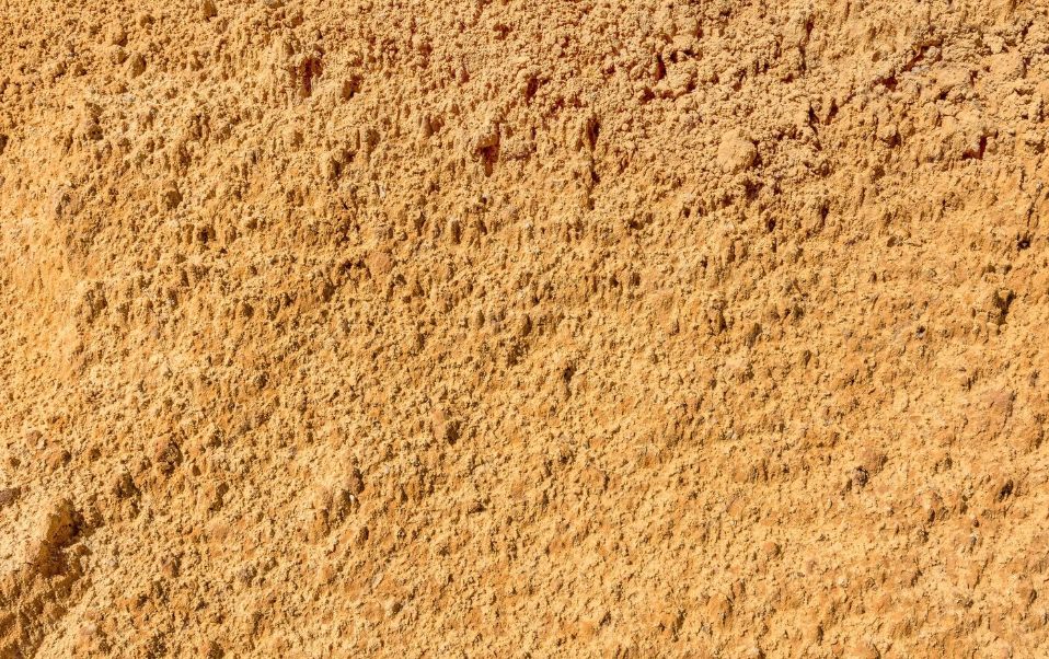 Карьерный песок: виды, характеристики и как правильно выбрать материал для стройки