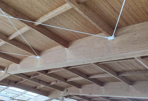 Монтаж гипсокартона на потолок по деревянным балкам