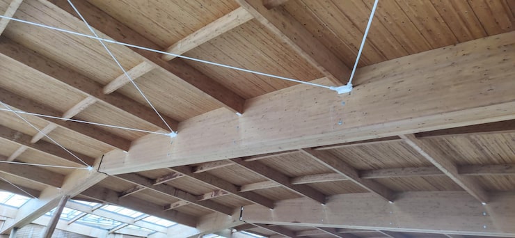 Монтаж гипсокартона на потолок по деревянным балкам