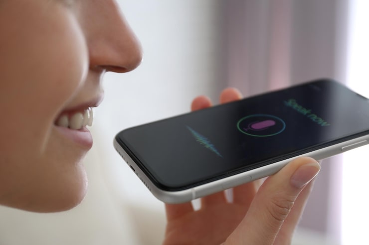 Проблемы с кнопкой громкости на айфоне могут быть связаны с несколькими факторами, каждый из которых требует внимания. Первое, что стоит проверить – это наличие чехла. Некоторые аксессуары могут перекрывать кнопки или мешать их нормальному функционированию. Попробуйте снять чехол и протестировать устройство вновь.