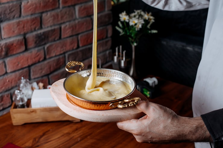 Для успешной жарки сыра сулугуни важно выбрать качественный продукт. Обратите внимание на его внешний вид: сыр должен быть гладким, без видимых трещин и повреждений. Идеальный сулугуни имеет приятный молочный аромат с легкой солоноватой ноткой. Перед покупкой стоит узнать о производителе и, по возможности, выбрать сыр от проверенных компаний. Учтите, что сыр должен быть не слишком свежим – легкая ферментация сделает его более мягким и способным лучше расплавляться при жарке.
